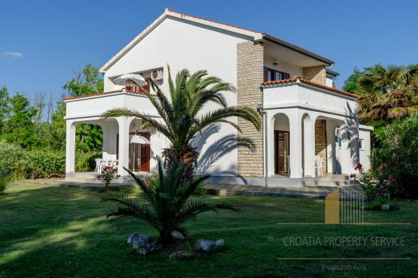 Wunderschönes Apartmenthaus mit großzügigem Grundstück 80 Meter vom Strand in Privlaka!