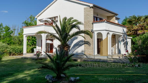 Beautiful apartment house with a spacious yard 80 meters from the beach in Privlaka!