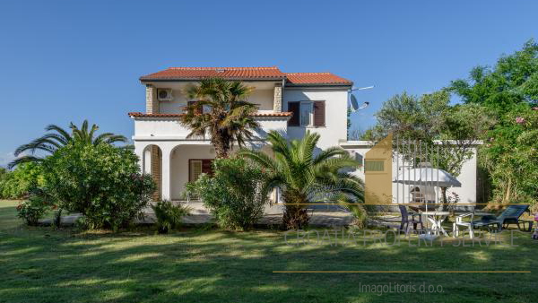 Beautiful apartment house with a spacious yard 80 meters from the beach in Privlaka!