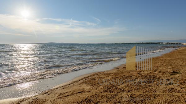 Beautiful apartment house with a spacious yard 80 meters from the beach in Privlaka!