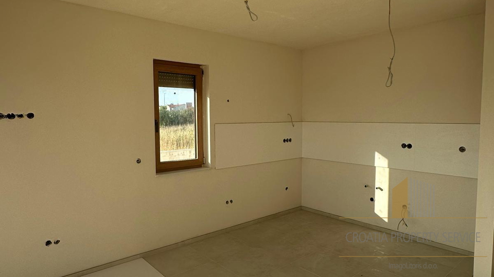 Luxuriöse Wohnung mit Garten und Meerblick in moderner Neubauanlage - Nin!