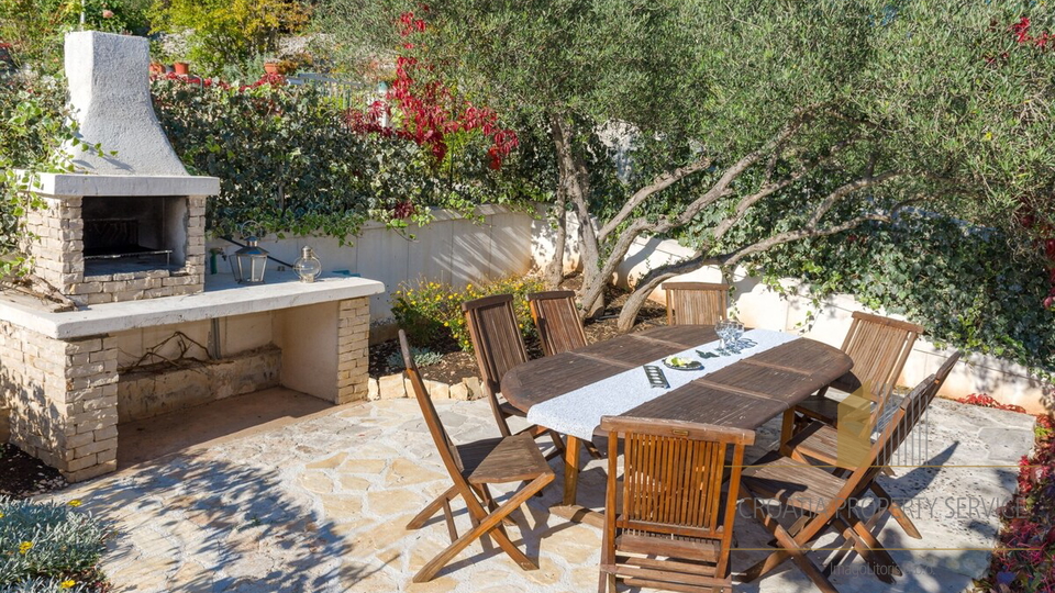 Appartamento di lusso con piscina privata in una splendida villa a 70 m dal mare – Milna, isola di Brač!