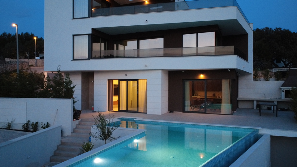 Luxusvilla mit wundersch&ouml;nem Meerblick in der N&auml;he von Rogoznica&excl;