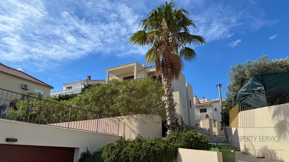 Villa moderna con piscina in una posizione fantastica, seconda fila dal mare sull'isola di Čiovo!