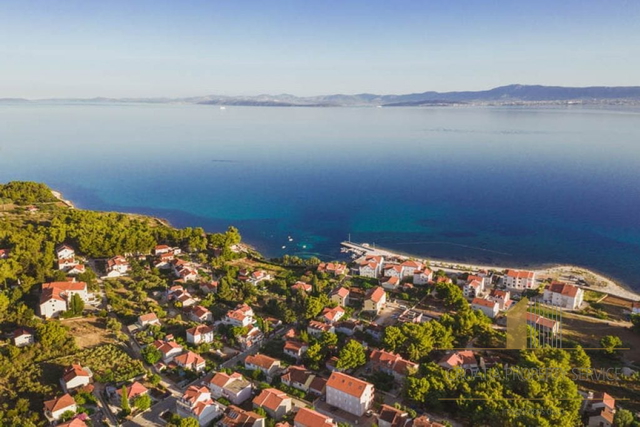 Exceptional opportunity! Land in the second row to the sea in Mirci on Brač!