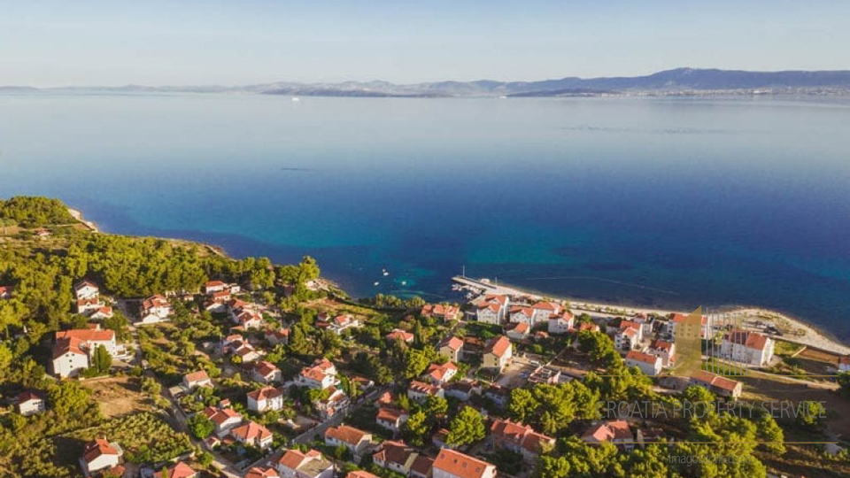 Exceptional opportunity! Land in the second row to the sea in Mirci on Brač!