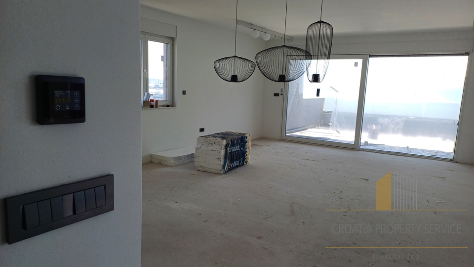 Lussuoso attico con vista mare in una moderna costruzione – Seget Donji!