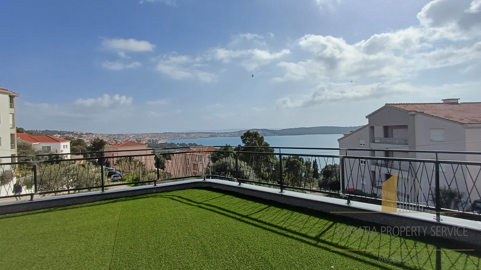 One-bedroom apartment with a garden in a new building with a sea view on the island of Čiovo!