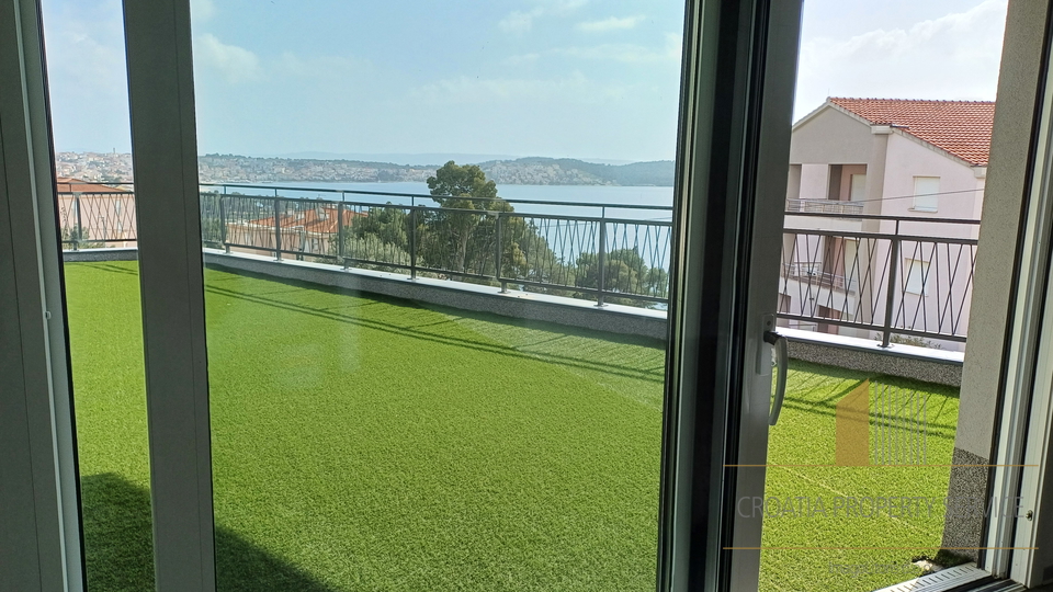 One-bedroom apartment with a garden in a new building with a sea view on the island of Čiovo!