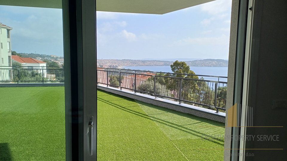 One-bedroom apartment with a garden in a new building with a sea view on the island of Čiovo!