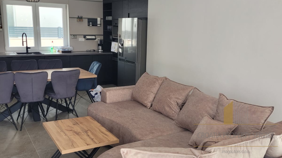 Moderna vila s ogrevanim bazenom le samo 400 m od morja na otoku Viru!