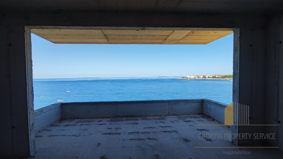 Attico di lusso con terrazza sul tetto in nuova costruzione, fronte mare, sull'isola di Pag!