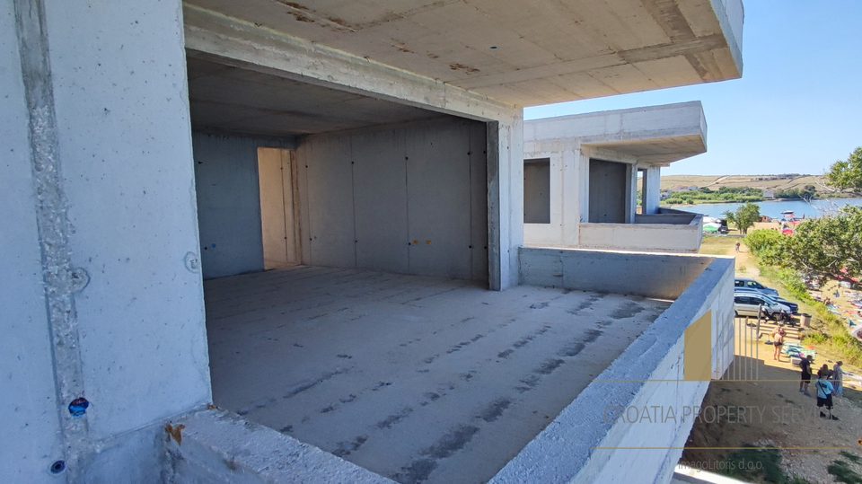 Attico di lusso con terrazza sul tetto in nuova costruzione, fronte mare, sull'isola di Pag!