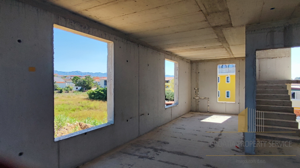 Attico di lusso con terrazza sul tetto in nuova costruzione, fronte mare, sull'isola di Pag!