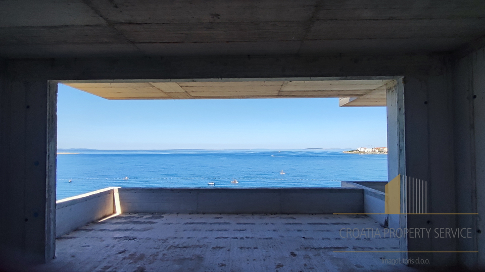 Attico di lusso con terrazza sul tetto in nuova costruzione, fronte mare, sull'isola di Pag!