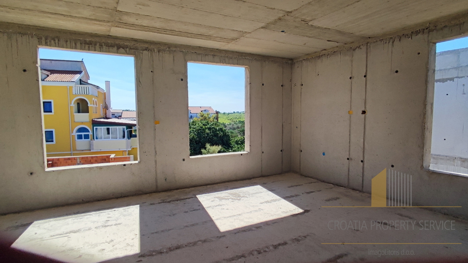 Attico di lusso con terrazza sul tetto in nuova costruzione, fronte mare, sull'isola di Pag!