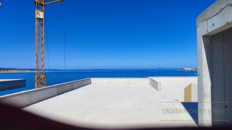 Attico di lusso con terrazza sul tetto in nuova costruzione, fronte mare, sull'isola di Pag!
