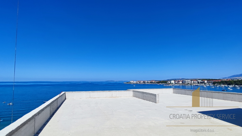 Attico di lusso con terrazza sul tetto in nuova costruzione, fronte mare, sull'isola di Pag!