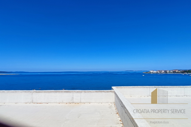 Luxuriöses Penthouse mit Dachterrasse in einem Neubau, erste Reihe am Strand auf der Insel Pag!