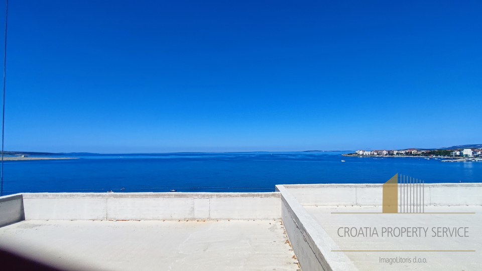 Attico di lusso con terrazza sul tetto in nuova costruzione, fronte mare, sull'isola di Pag!