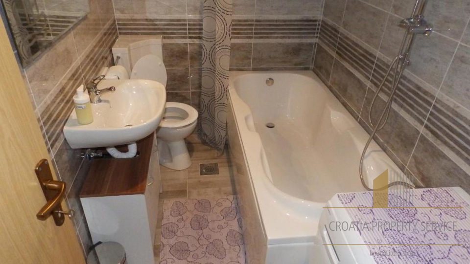 Apartmajska hiša s bazenom 650 m od morja – Zaton, Šibenik