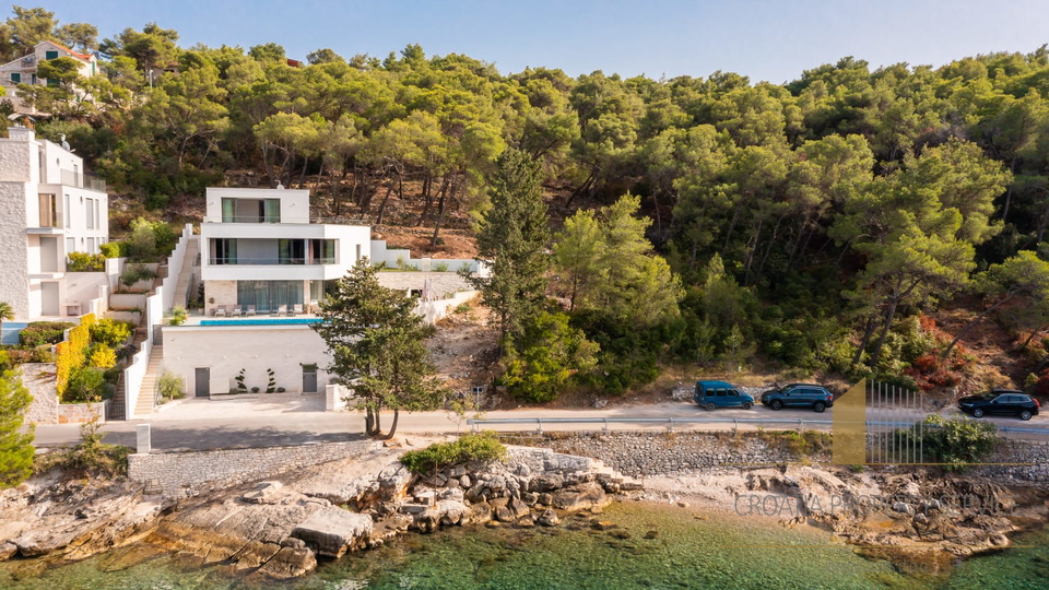 Lussuosa villa in posizione prestigiosa in prima fila sul mare sull'isola di Brač!