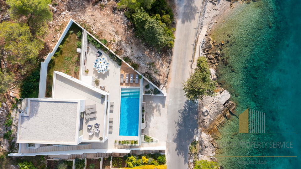 Lussuosa villa in posizione prestigiosa in prima fila sul mare sull'isola di Brač!