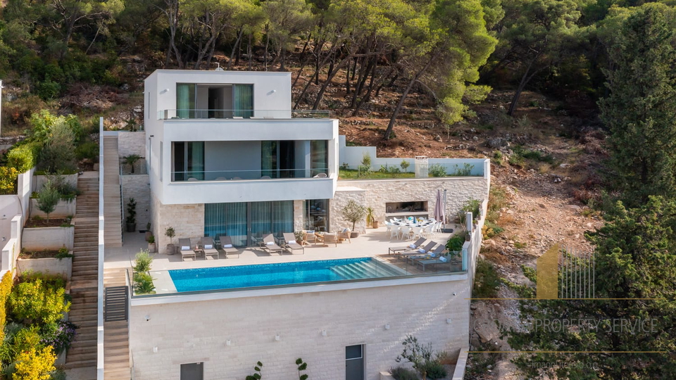 Lussuosa villa in posizione prestigiosa in prima fila sul mare sull'isola di Brač!