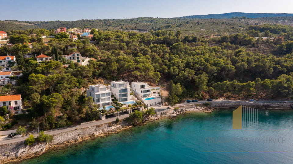 Lussuosa villa in posizione prestigiosa in prima fila sul mare sull'isola di Brač!