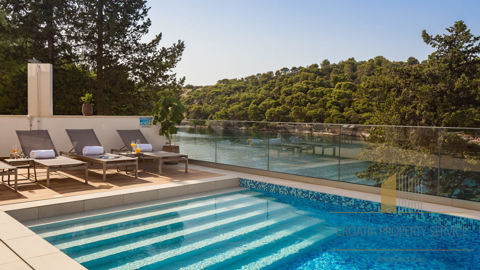 Lussuosa villa in posizione prestigiosa in prima fila sul mare sull'isola di Brač!