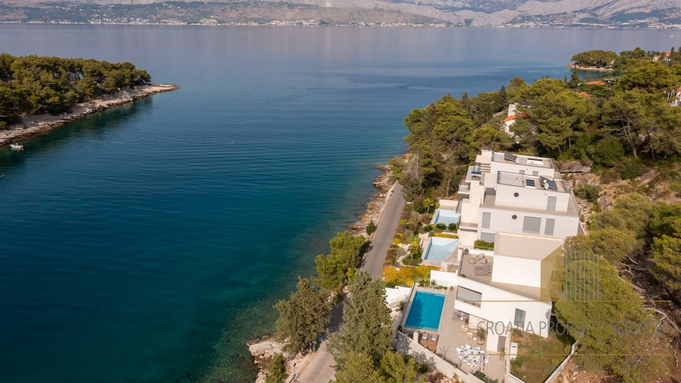 Lussuosa villa in posizione prestigiosa in prima fila sul mare sull'isola di Brač!