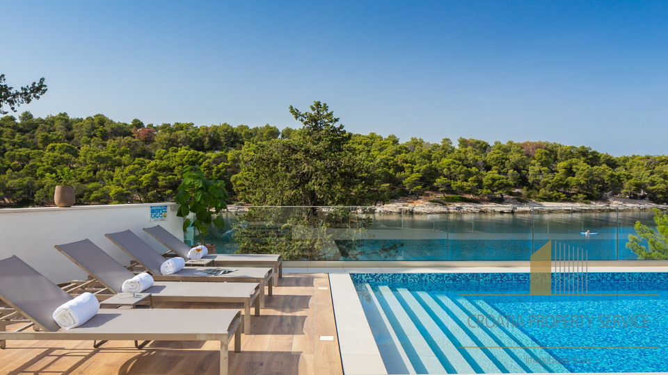 Lussuosa villa in posizione prestigiosa in prima fila sul mare sull'isola di Brač!