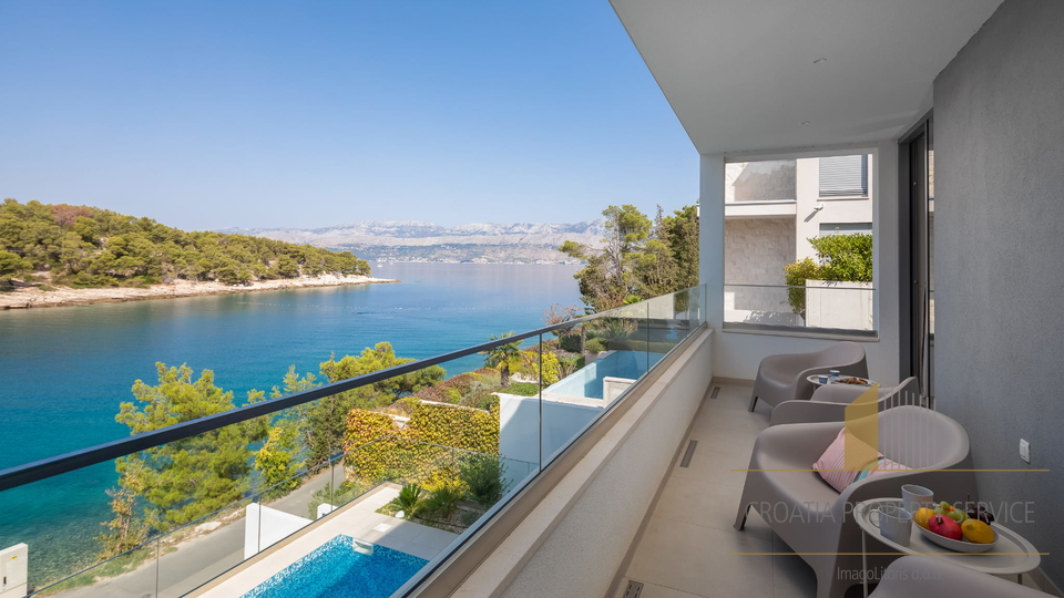 Lussuosa villa in posizione prestigiosa in prima fila sul mare sull'isola di Brač!