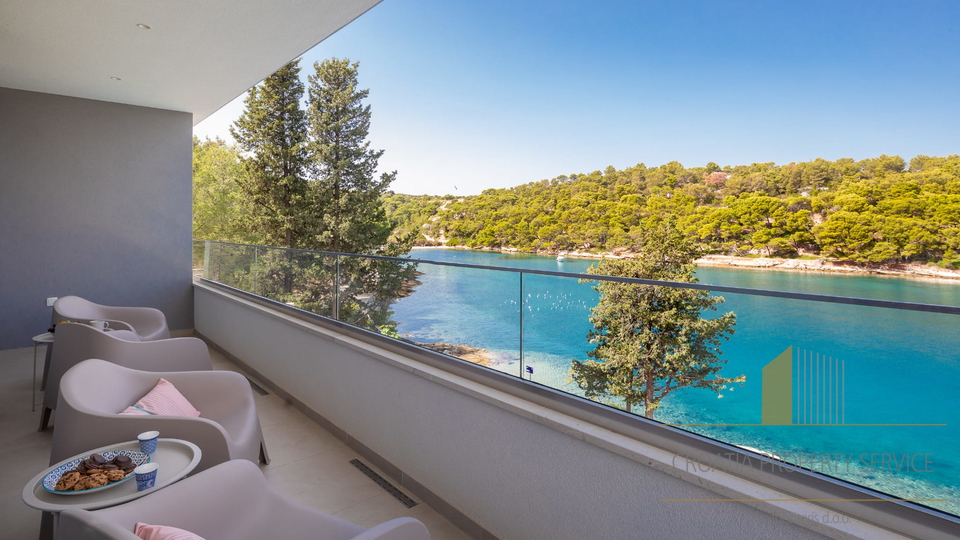 Lussuosa villa in posizione prestigiosa in prima fila sul mare sull'isola di Brač!