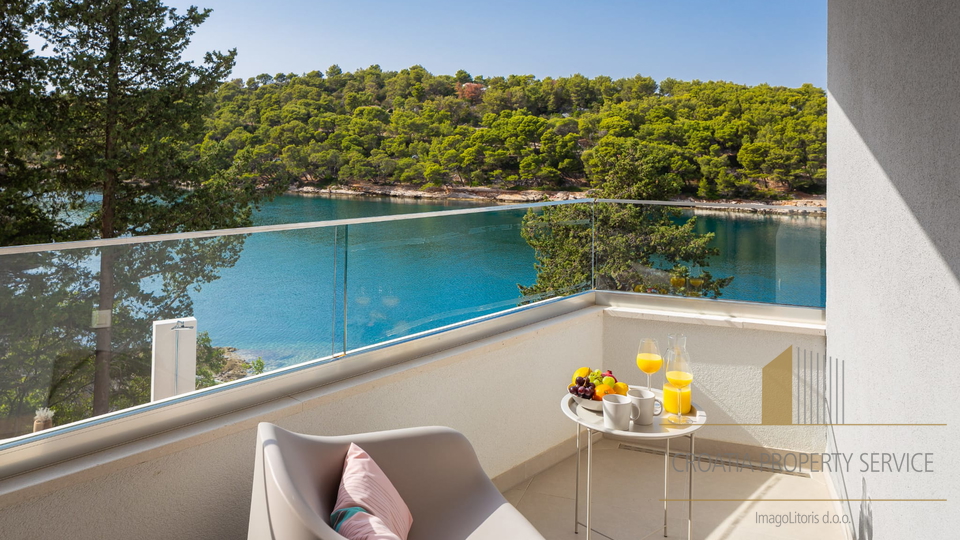 Lussuosa villa in posizione prestigiosa in prima fila sul mare sull'isola di Brač!