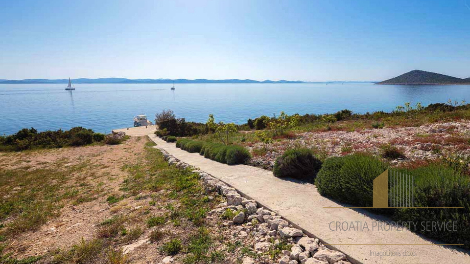 Unique island villa in an exclusive location of 47500 m2. land with an olive grove and its own mooring!