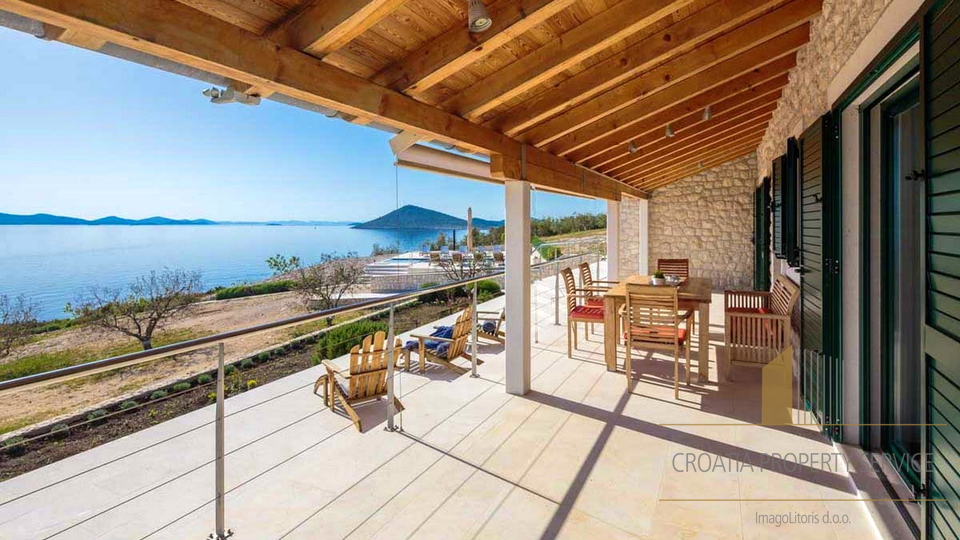 Unique island villa in an exclusive location of 47500 m2. land with an olive grove and its own mooring!