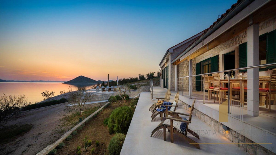 Unique island villa in an exclusive location of 47500 m2. land with an olive grove and its own mooring!