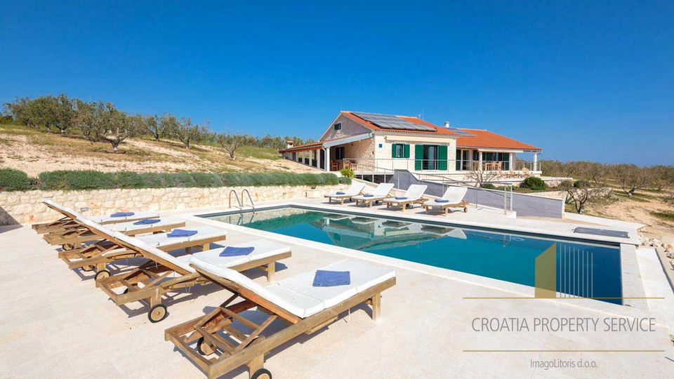 Unique island villa in an exclusive location of 47500 m2. land with an olive grove and its own mooring!