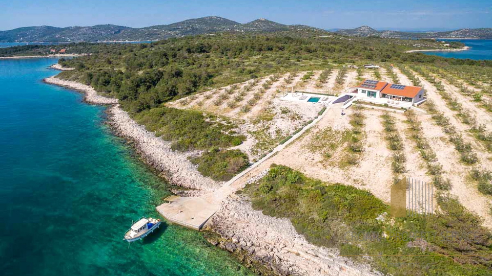 Unique island villa in an exclusive location of 47500 m2. land with an olive grove and its own mooring!