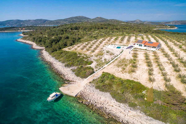 Unique island villa in an exclusive location of 47500 m2. land with an olive grove and its own mooring!