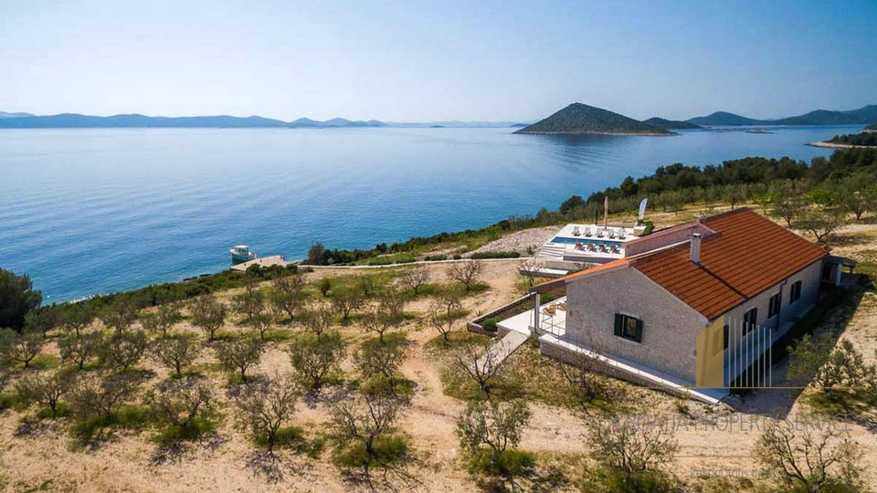 Unique island villa in an exclusive location of 47500 m2. land with an olive grove and its own mooring!