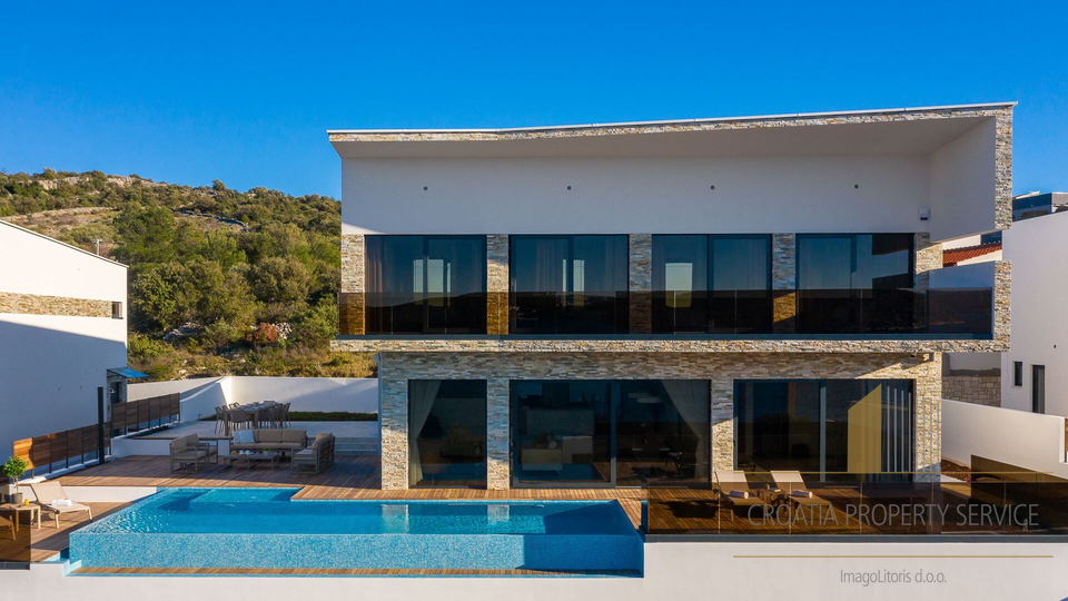 Modern luxury villa with sea views near Rogoznica!