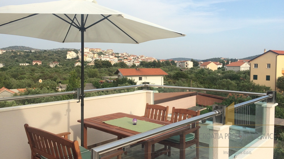 Moderne Apartmentvilla mit Pool in Rogoznica!