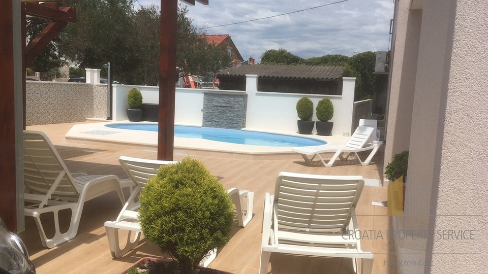 Moderne Apartmentvilla mit Pool in Rogoznica!