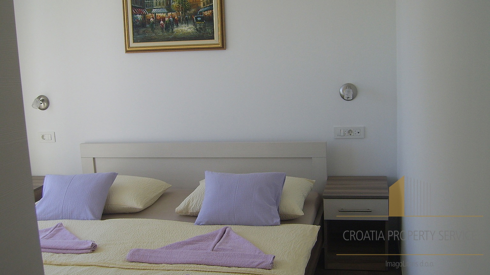 Apartmanska vila s otvorenim pogledom na more i Marinu Frapa u Rogoznici!