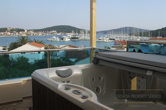 Apartment-Villa mit offenem Meerblick und Marina Frapa in Rogoznica!