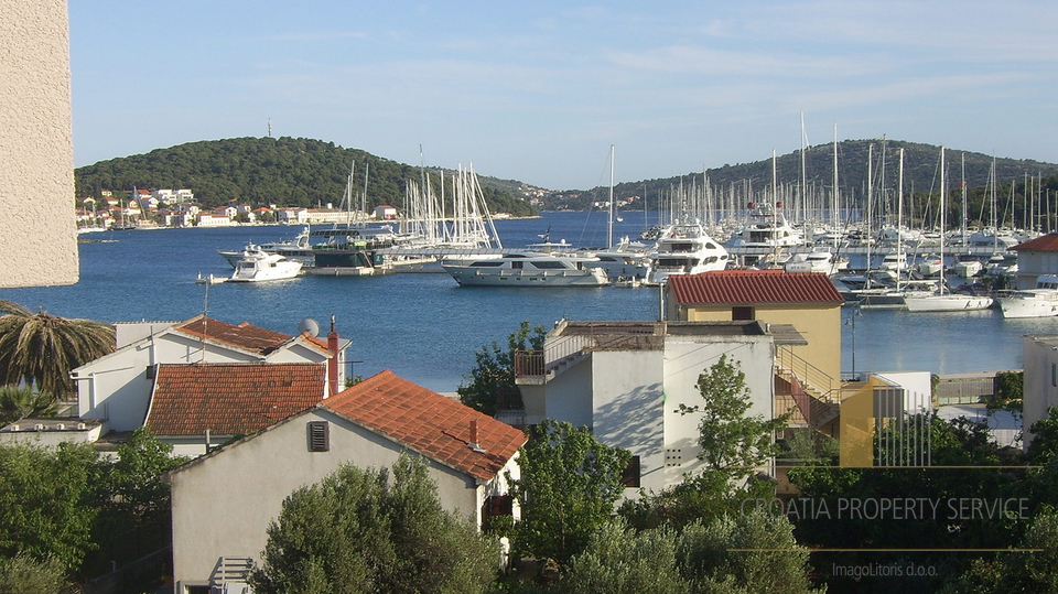 Apartment-Villa mit offenem Meerblick und Marina Frapa in Rogoznica!