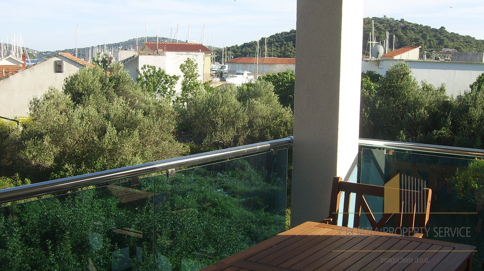 Apartment-Villa mit offenem Meerblick und Marina Frapa in Rogoznica!