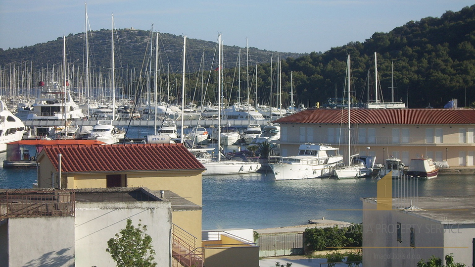 Apartment-Villa mit offenem Meerblick und Marina Frapa in Rogoznica!